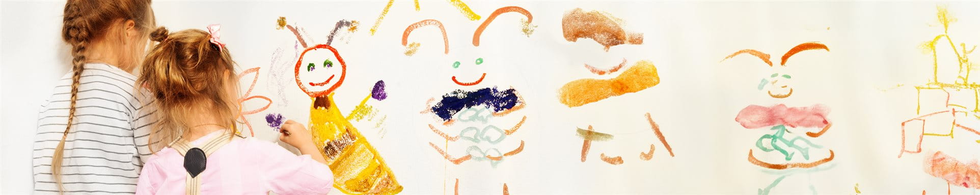 Kinder bemalen eine Wand Kinder bemalen eine Wand