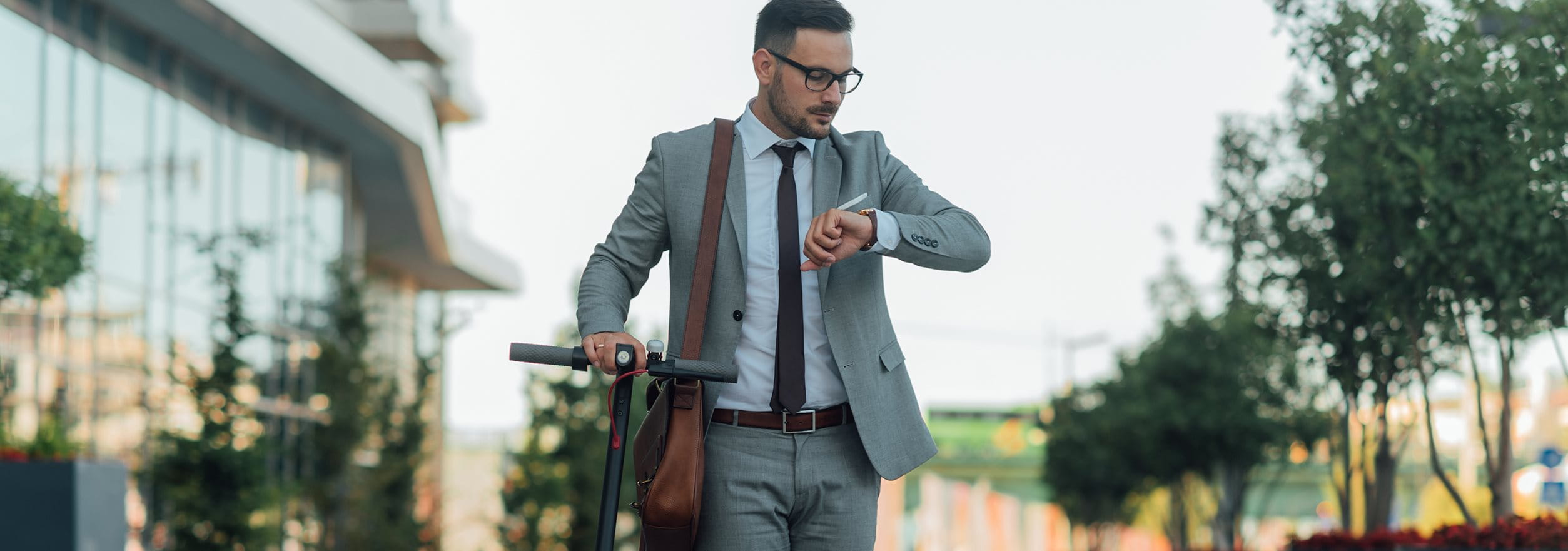 L'homme regarde sa montre L'homme regarde sa montre
