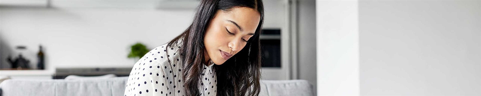 Une femme assise sur un canapé Une femme assise sur un canapé