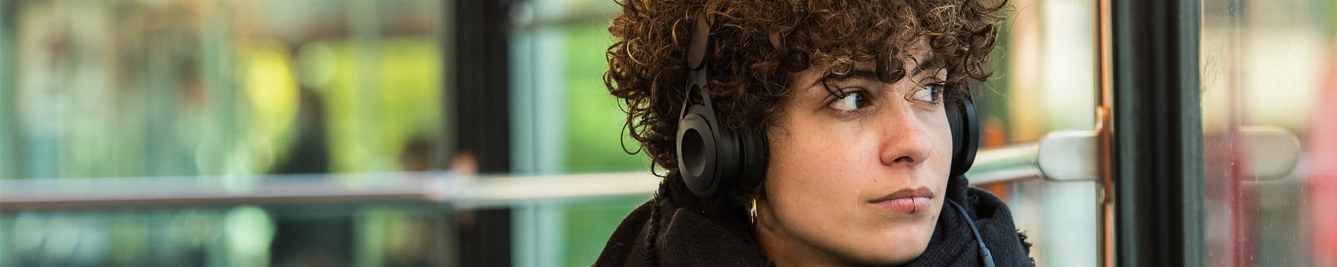 Frau sitzt in der Strassenbahn Frau sitzt in der Strassenbahn