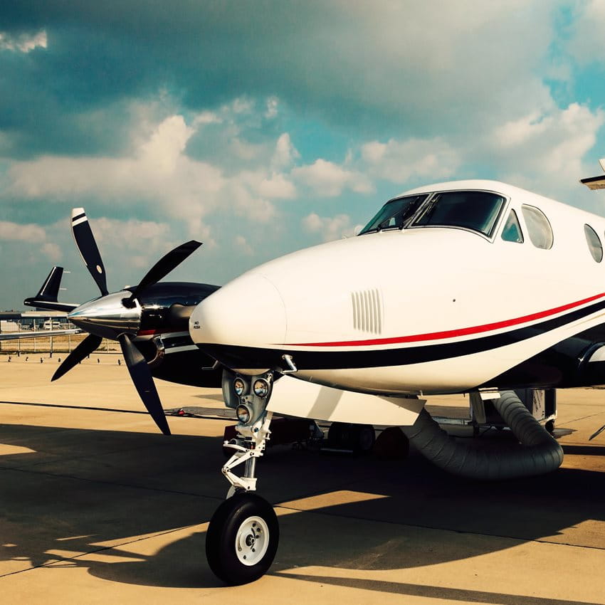 Un avion bimoteur. Un avion bimoteur.